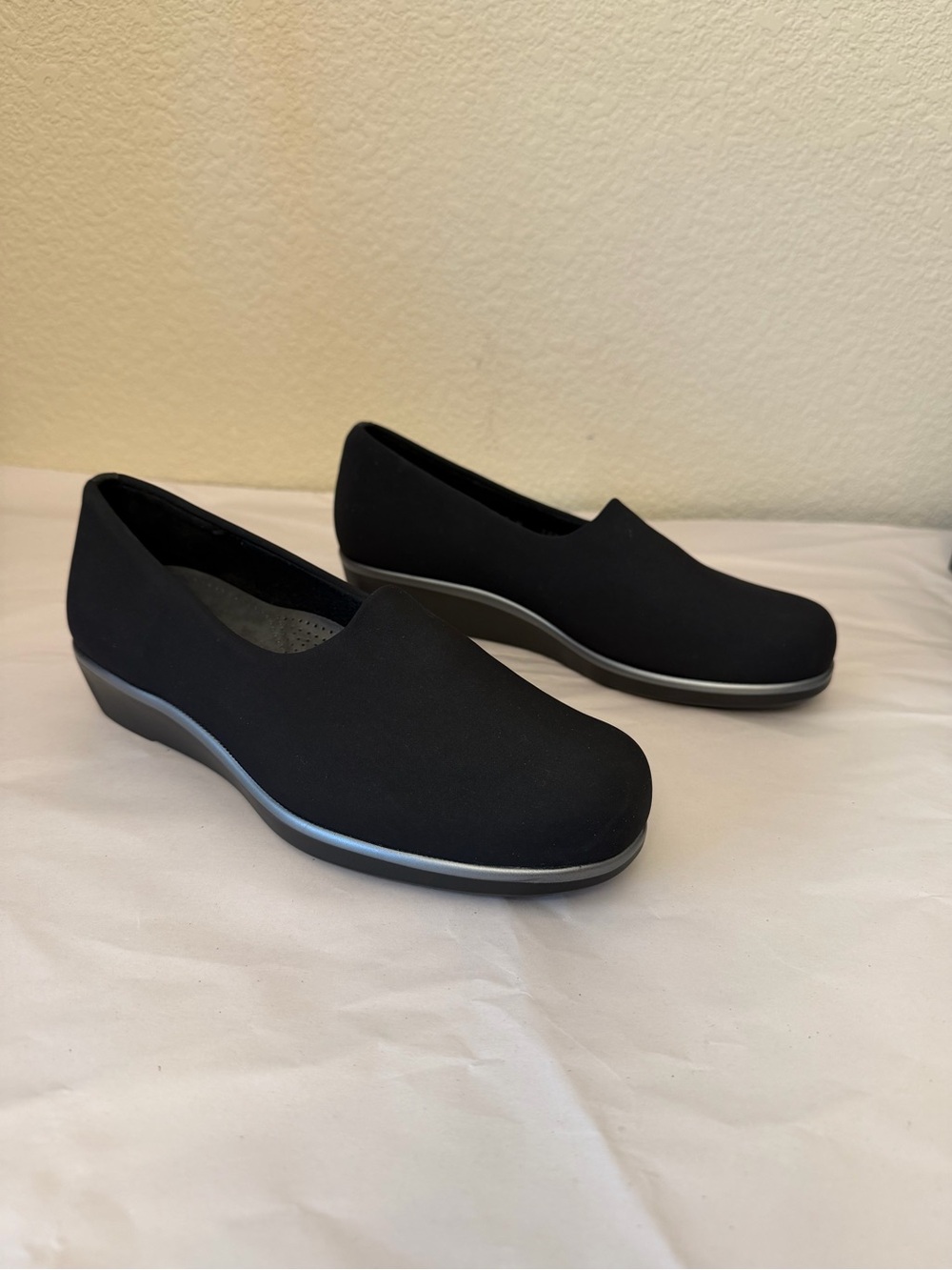 SAS Black Slip-On Wedge Loafers Sz 8W tri pad comfort